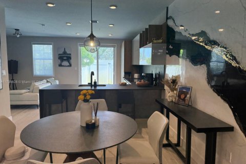 Townhouse in Pembroke Pines, Florida 3 bedrooms, 209.96 sq.m. № 1695732 - photo 16
