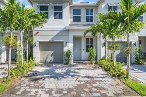 Townhouse in Pembroke Pines, Florida 3 bedrooms, 209.96 sq.m. № 1695732 - photo 1