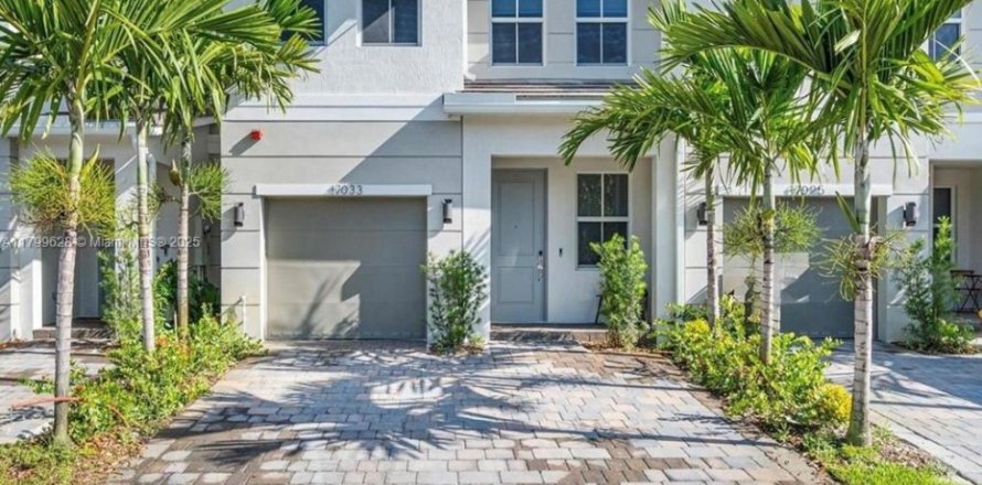 Townhouse in Pembroke Pines, Florida 3 bedrooms, 209.96 sq.m. № 1695732