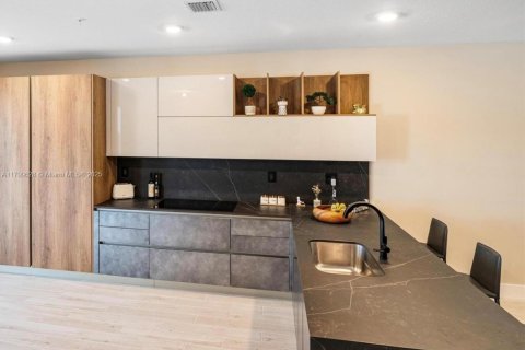 Townhouse in Pembroke Pines, Florida 3 bedrooms, 209.96 sq.m. № 1695732 - photo 2