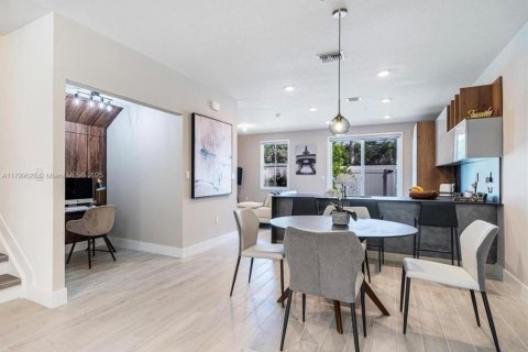 Townhouse in Pembroke Pines, Florida 3 bedrooms, 209.96 sq.m. № 1695732 - photo 6