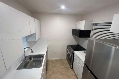 Снять в аренду кондоминиум в Пайнкрест, Флорида 2 спальни, 80.36м2, № 2004618 - фото 3