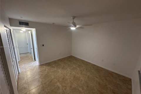 Снять в аренду кондоминиум в Пайнкрест, Флорида 2 спальни, 80.36м2, № 2004618 - фото 4