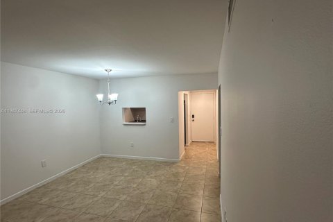 Снять в аренду кондоминиум в Пайнкрест, Флорида 2 спальни, 80.36м2, № 2004618 - фото 2