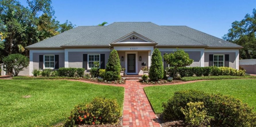 House in Tampa, Florida 4 bedrooms, 223.52 sq.m. № 2092030