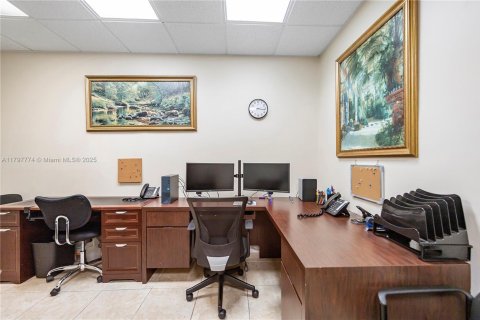 Propiedad comercial en venta en Miami, Florida № 1729059 - foto 10