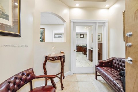 Propiedad comercial en venta en Miami, Florida № 1729059 - foto 3