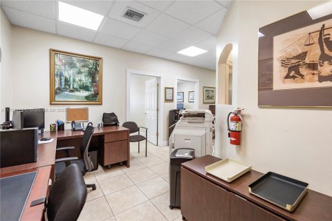 Propiedad comercial en venta en Miami, Florida № 1729059 - foto 13