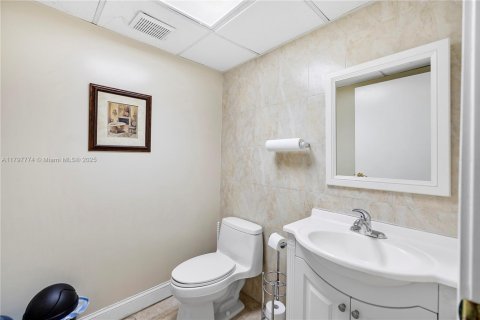 Propiedad comercial en venta en Miami, Florida № 1729059 - foto 5