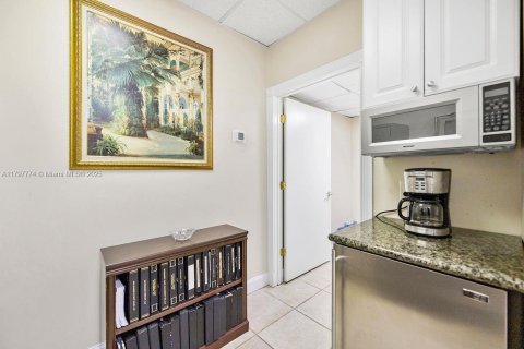 Propiedad comercial en venta en Miami, Florida № 1729059 - foto 12