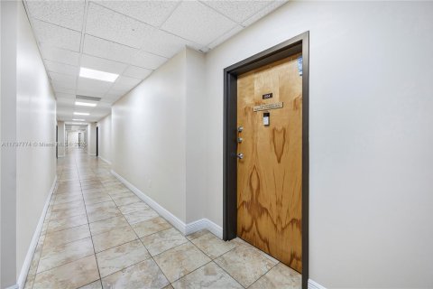 Propiedad comercial en venta en Miami, Florida № 1729059 - foto 2