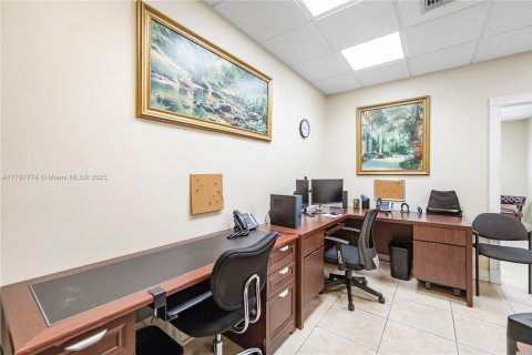 Propiedad comercial en venta en Miami, Florida № 1729059 - foto 11
