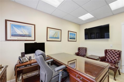 Propiedad comercial en venta en Miami, Florida № 1729059 - foto 7