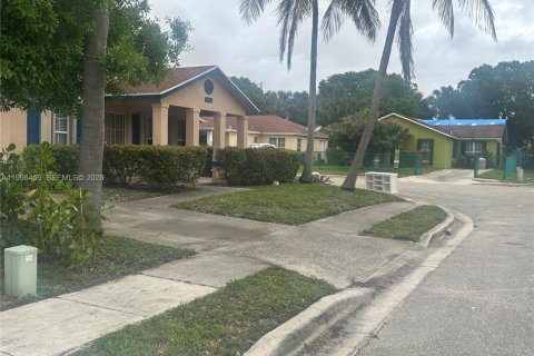 Villa ou maison à louer à West Palm Beach, Floride: 3 chambres, 141.12 m2 № 2060693 - photo 2