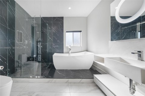 Casa en venta en North Miami Beach, Florida, 6 dormitorios, 525.64 m2 № 2010777 - foto 22