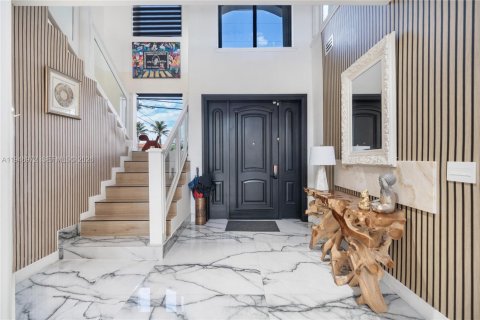 Casa en venta en North Miami Beach, Florida, 6 dormitorios, 525.64 m2 № 2010777 - foto 5