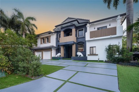 Casa en North Miami Beach, Florida 6 dormitorios, 525.64 m2 № 2010777