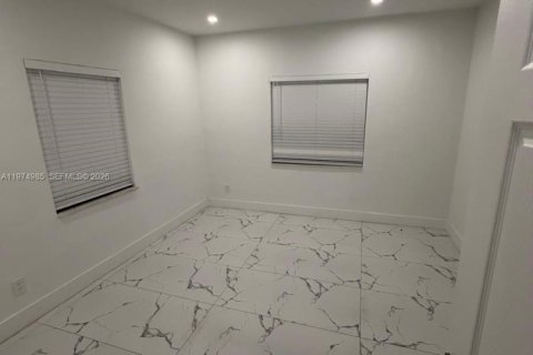 House in Miami, Florida 3 bedrooms, 131.74 sq.m. № 2041038 - photo 12