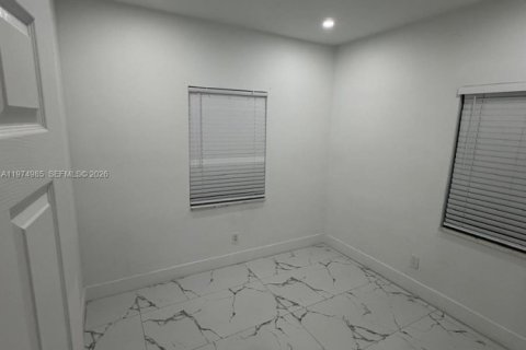 House in Miami, Florida 3 bedrooms, 131.74 sq.m. № 2041038 - photo 13