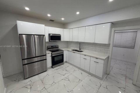 House in Miami, Florida 3 bedrooms, 131.74 sq.m. № 2041038 - photo 4