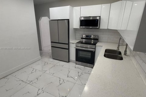 House in Miami, Florida 3 bedrooms, 131.74 sq.m. № 2041038 - photo 2