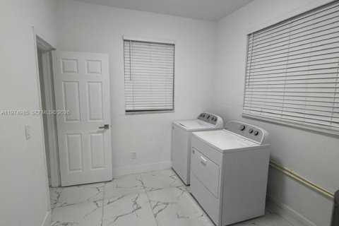 House in Miami, Florida 3 bedrooms, 131.74 sq.m. № 2041038 - photo 10