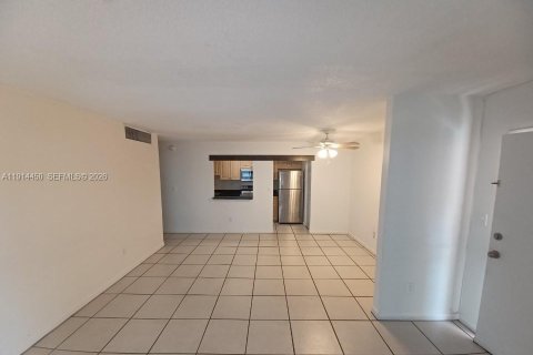 Снять в аренду кондоминиум в Дорал, Флорида 2 спальни, 98.48м2, № 2082431 - фото 2