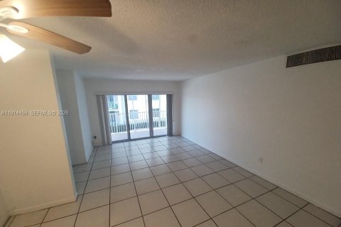 Снять в аренду кондоминиум в Дорал, Флорида 2 спальни, 98.48м2, № 2082431 - фото 3