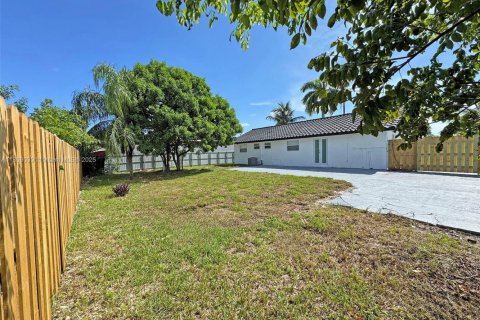 House in Miami, Florida 4 bedrooms, 111.48 sq.m. № 1888200 - photo 14