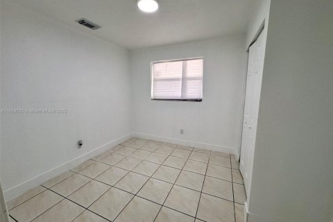 House in Miami, Florida 4 bedrooms, 111.48 sq.m. № 1888200 - photo 12