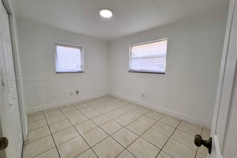 House in Miami, Florida 4 bedrooms, 111.48 sq.m. № 1888200 - photo 9