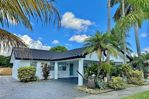 House in Miami, Florida 4 bedrooms, 111.48 sq.m. № 1888200 - photo 1