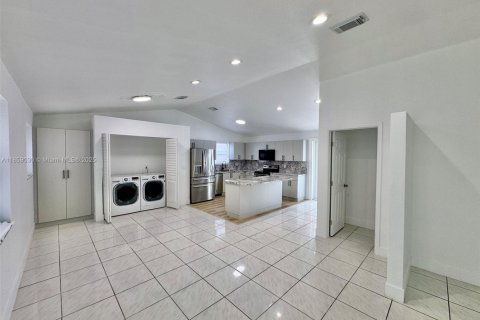 House in Miami, Florida 4 bedrooms, 111.48 sq.m. № 1888200 - photo 2