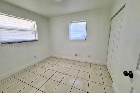 House in Miami, Florida 4 bedrooms, 111.48 sq.m. № 1888200 - photo 8