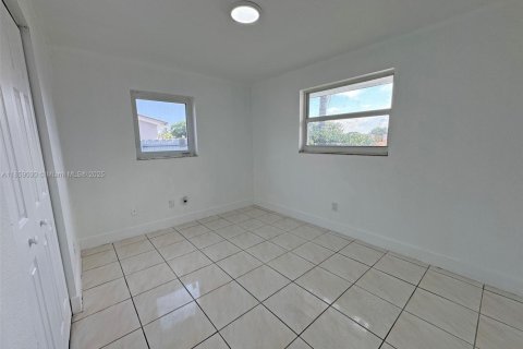 House in Miami, Florida 4 bedrooms, 111.48 sq.m. № 1888200 - photo 11