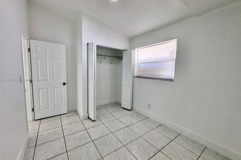 House in Miami, Florida 4 bedrooms, 111.48 sq.m. № 1888200 - photo 5
