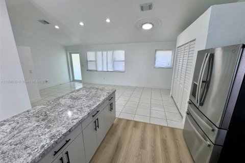 House in Miami, Florida 4 bedrooms, 111.48 sq.m. № 1888200 - photo 4