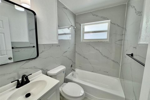 House in Miami, Florida 4 bedrooms, 111.48 sq.m. № 1888200 - photo 7