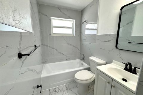 House in Miami, Florida 4 bedrooms, 111.48 sq.m. № 1888200 - photo 6