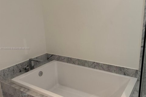 Condominio en alquiler en Miami, Florida, 2 dormitorios, 103.49 m2 № 1950466 - foto 17