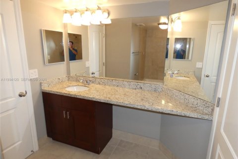 Снять в аренду кондоминиум в Окленд-Парк, Флорида 1 спальня, 79.9м2, № 2058352 - фото 13