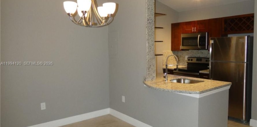 Кондоминиум с 1 спальней в Окленд-Парк, Флорида № 2058352