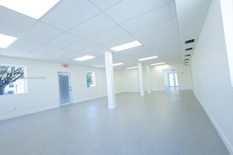 Propiedad comercial en venta en West Park, Florida № 1867842 - foto 11
