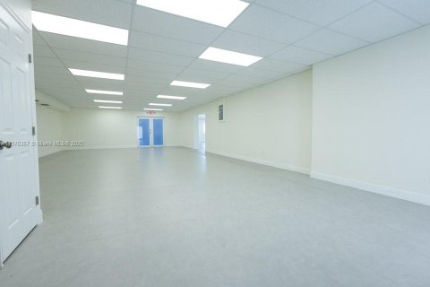 Propiedad comercial en venta en West Park, Florida № 1867842 - foto 12
