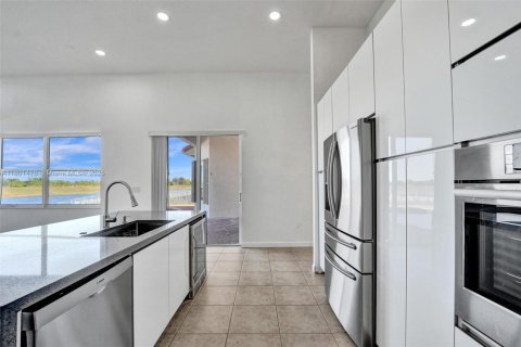 Casa en alquiler en Miramar, Florida, 4 dormitorios, 232.81 m2 № 1935554 - foto 13