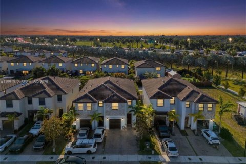 Townhouse in Homestead, Florida 3 bedrooms, 173.91 sq.m. № 2056392