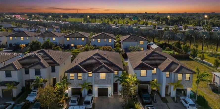 Townhouse in Homestead, Florida 3 bedrooms, 173.91 sq.m. № 2056392