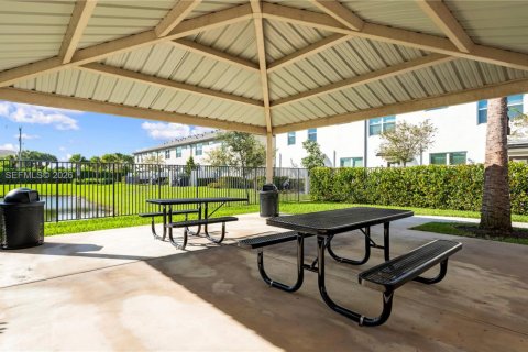 Townhouse in Lauderdale Lakes, Florida 3 bedrooms, 140.84 sq.m. № 2074566 - photo 6
