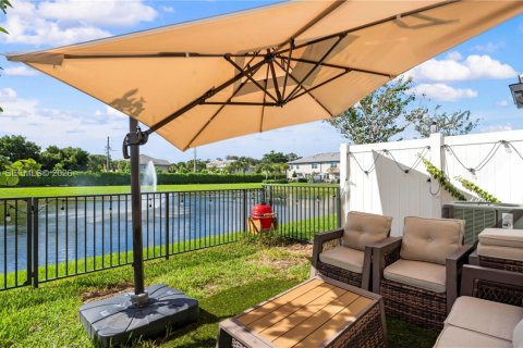 Townhouse in Lauderdale Lakes, Florida 3 bedrooms, 140.84 sq.m. № 2074566 - photo 28