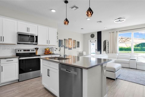 Townhouse in Lauderdale Lakes, Florida 3 bedrooms, 140.84 sq.m. № 2074566 - photo 11